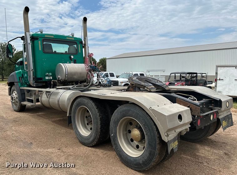 image for item DJ6246 2013 Caterpillar  CT660L semi truck