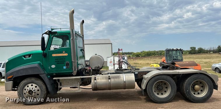 image for item DJ6246 2013 Caterpillar  CT660L semi truck