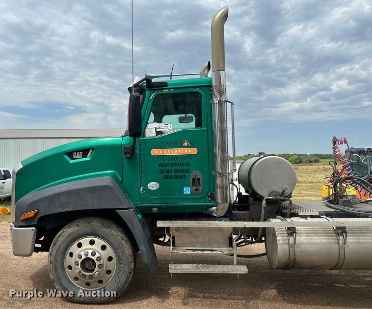 image for item DJ6246 2013 Caterpillar  CT660L semi truck