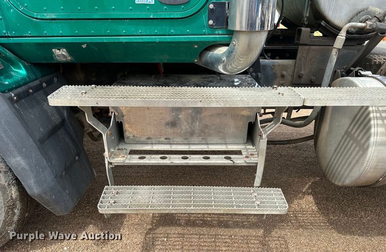 image for item DJ6246 2013 Caterpillar  CT660L semi truck