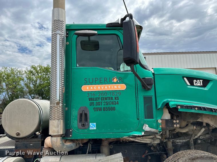 image for item DJ6246 2013 Caterpillar  CT660L semi truck