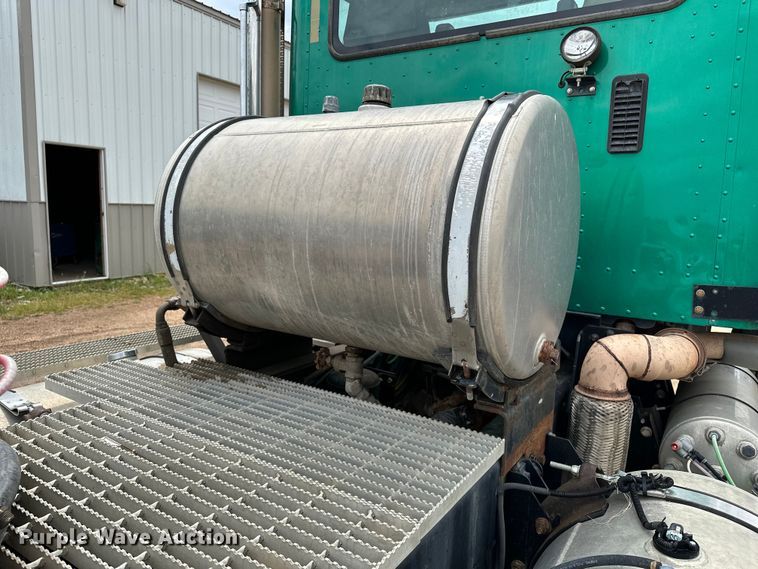 image for item DJ6246 2013 Caterpillar  CT660L semi truck