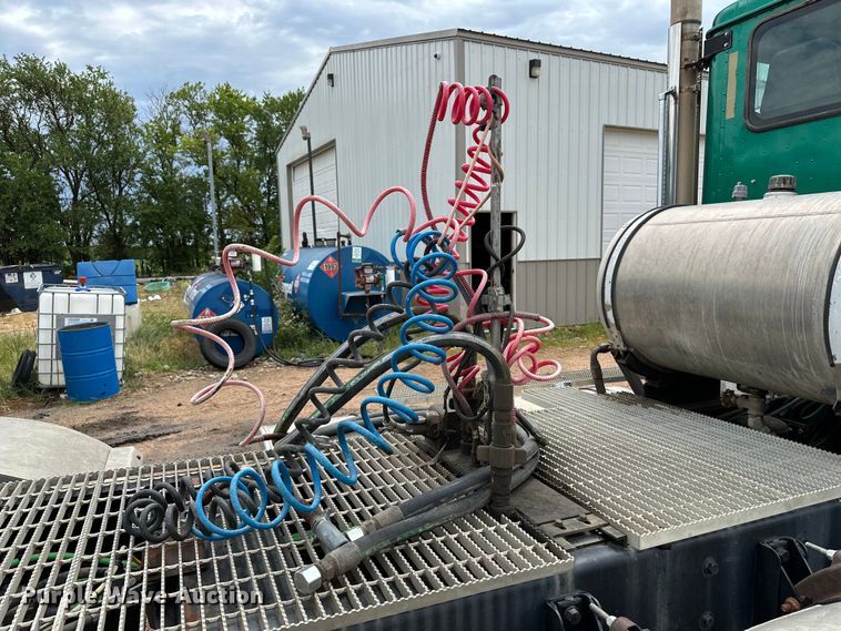 image for item DJ6246 2013 Caterpillar  CT660L semi truck