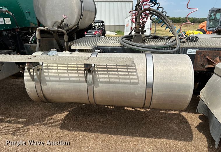 image for item DJ6246 2013 Caterpillar  CT660L semi truck