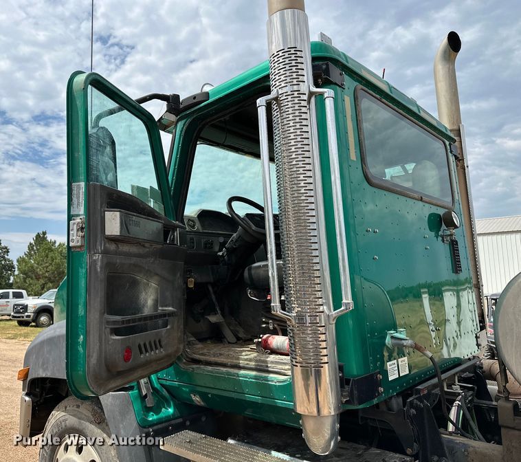 image for item DJ6246 2013 Caterpillar  CT660L semi truck