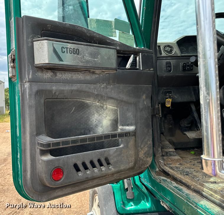 image for item DJ6246 2013 Caterpillar  CT660L semi truck