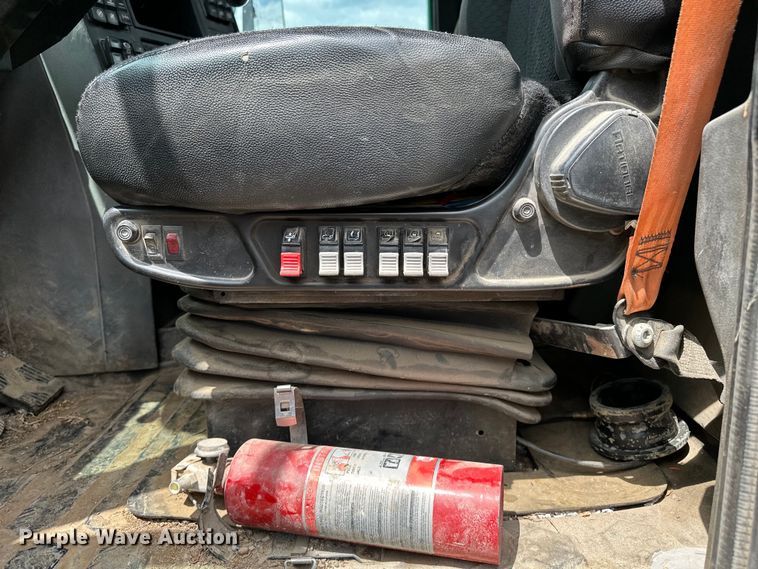 image for item DJ6246 2013 Caterpillar  CT660L semi truck