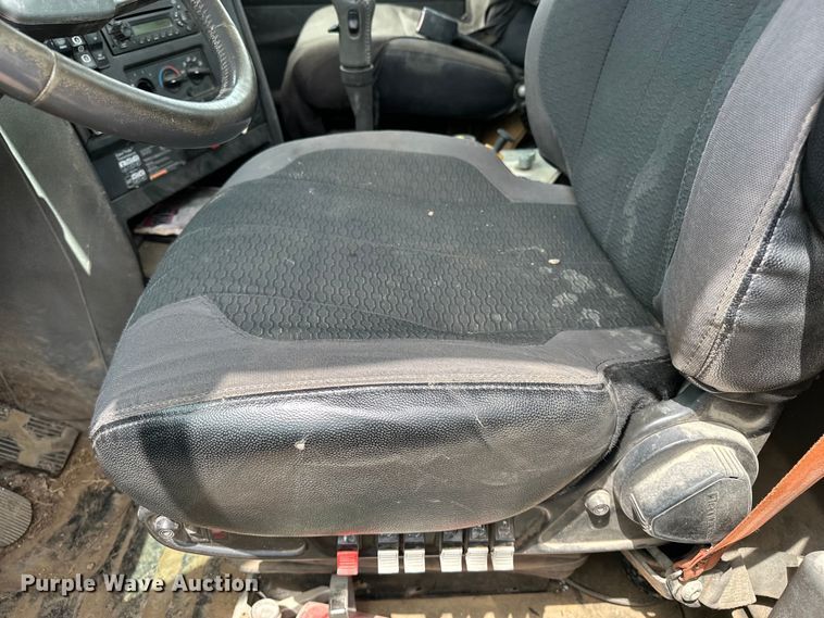 image for item DJ6246 2013 Caterpillar  CT660L semi truck