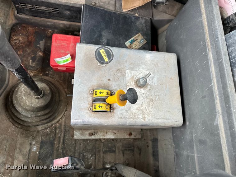 image for item DJ6246 2013 Caterpillar  CT660L semi truck