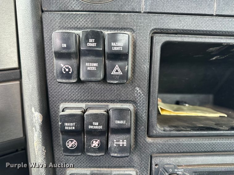 image for item DJ6246 2013 Caterpillar  CT660L semi truck