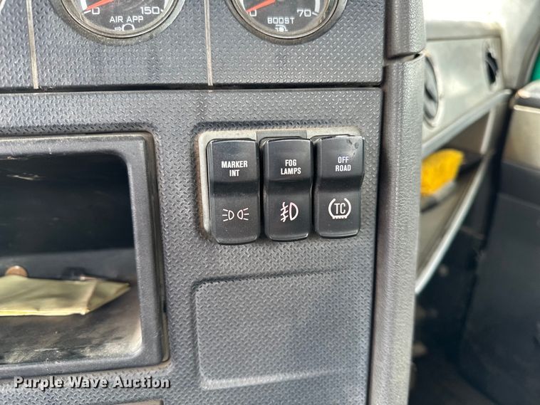 image for item DJ6246 2013 Caterpillar  CT660L semi truck