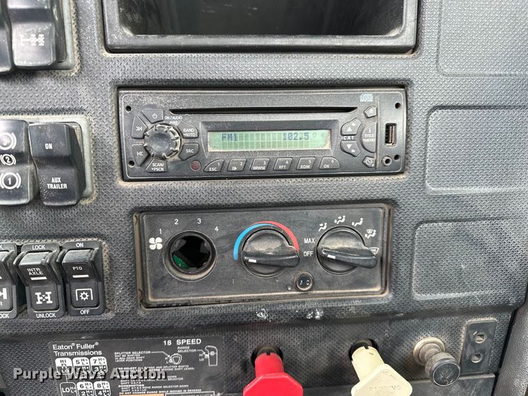 image for item DJ6246 2013 Caterpillar  CT660L semi truck