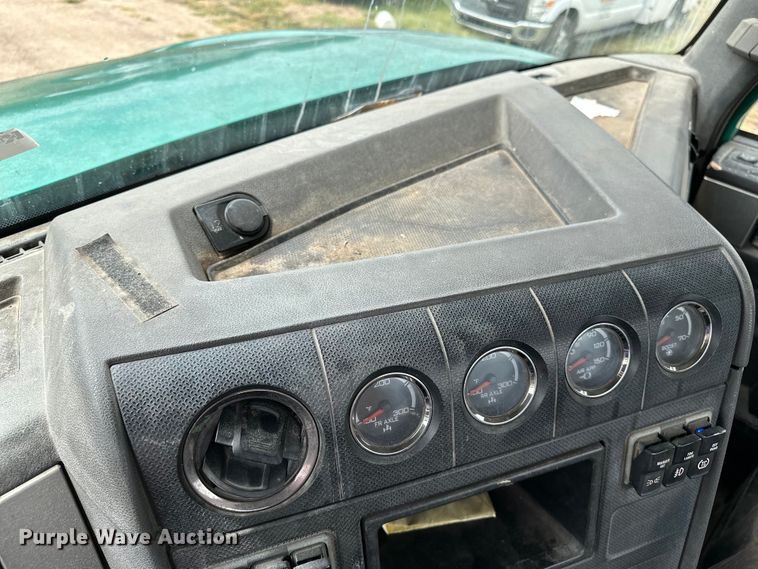 image for item DJ6246 2013 Caterpillar  CT660L semi truck