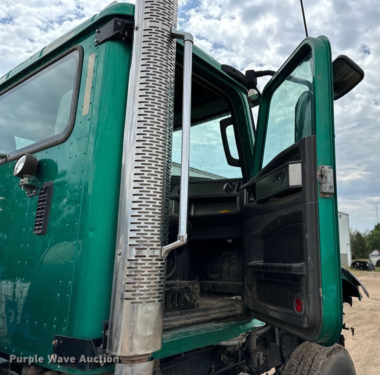 image for item DJ6246 2013 Caterpillar  CT660L semi truck