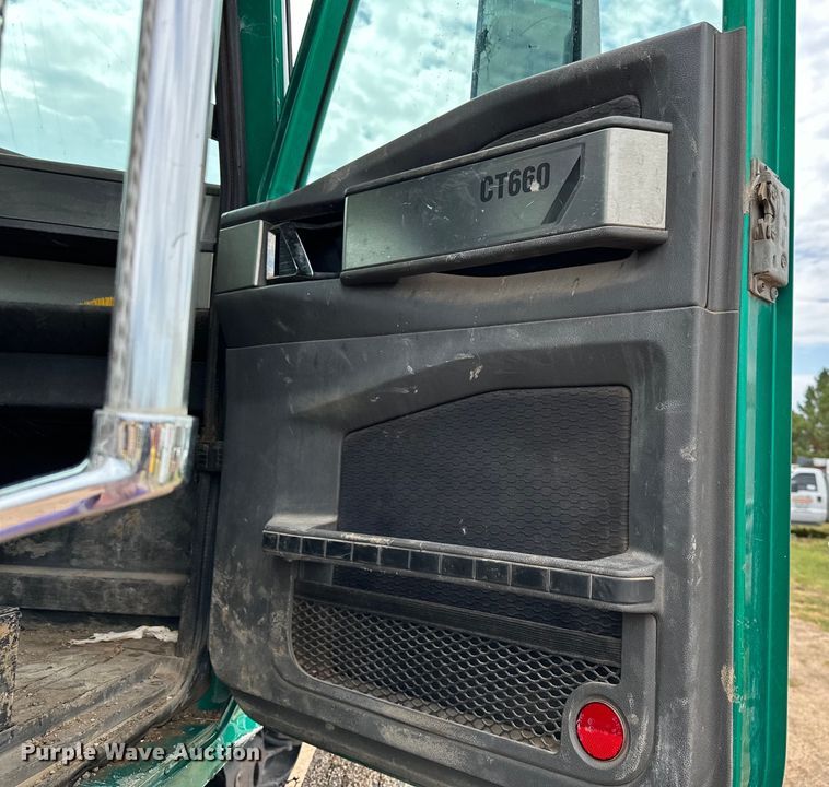 image for item DJ6246 2013 Caterpillar  CT660L semi truck