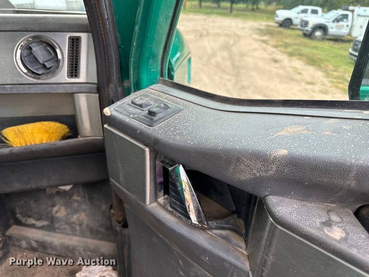 image for item DJ6246 2013 Caterpillar  CT660L semi truck