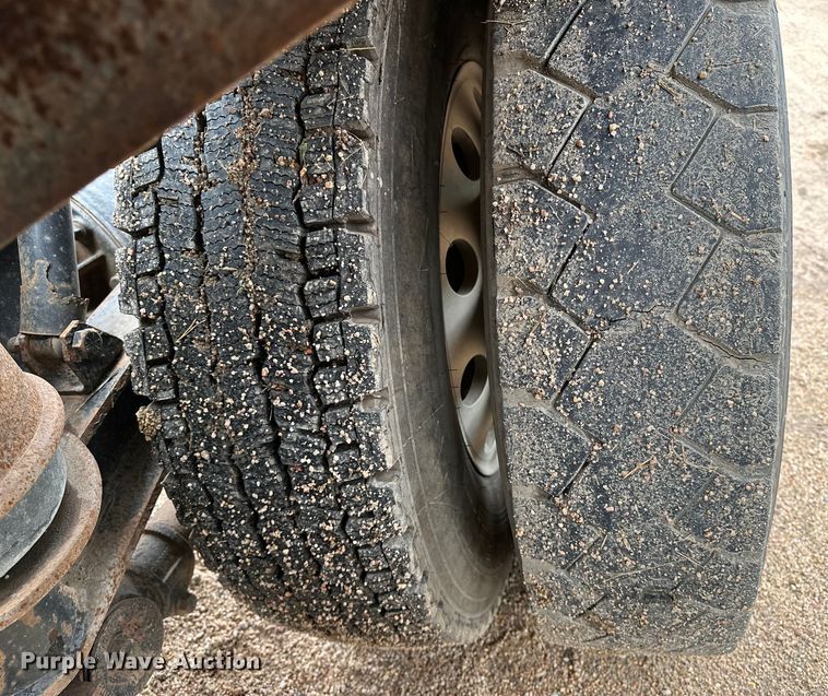 image for item DJ6246 2013 Caterpillar  CT660L semi truck