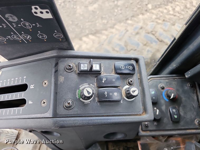 image for item DS4633 2014 John Deere 772GP motor grader