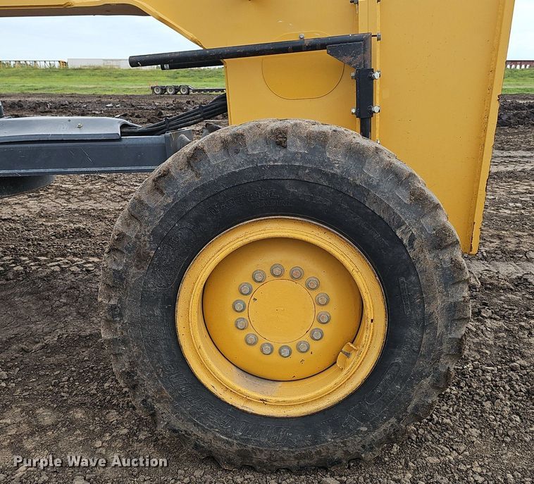 image for item DS4633 2014 John Deere 772GP motor grader