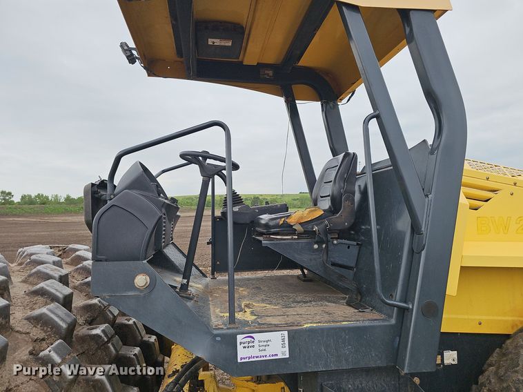 image for item DS4637 2011 Bomag BW 211D-40 single drum vibratory roller