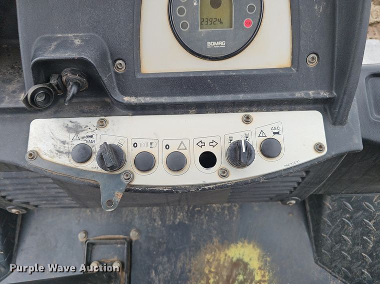 image for item DS4637 2011 Bomag BW 211D-40 single drum vibratory roller