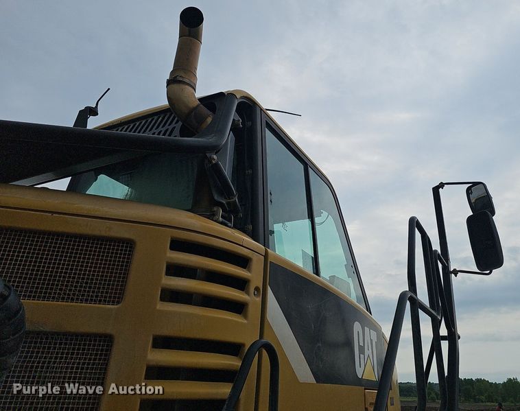 image for item DS4638 2012 Caterpillar 730 articulated water wagon