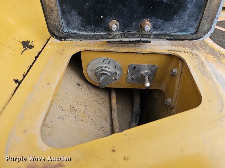 image for item DS4638 2012 Caterpillar 730 articulated water wagon