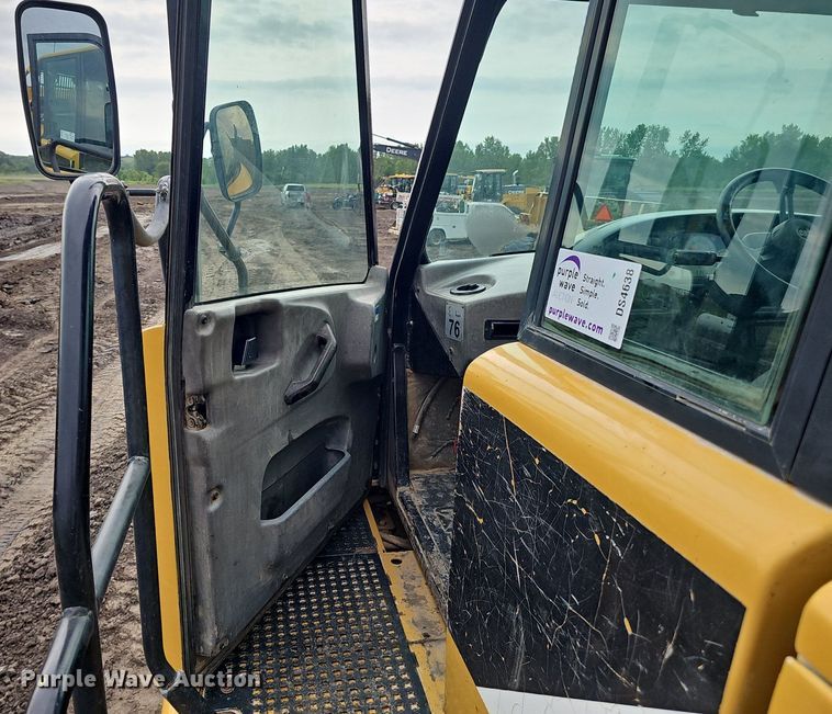 image for item DS4638 2012 Caterpillar 730 articulated water wagon