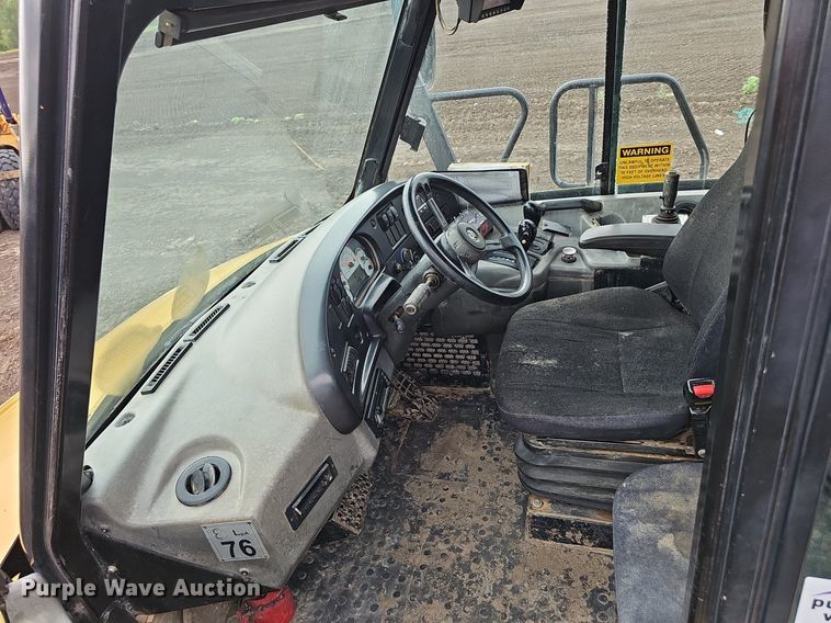 image for item DS4638 2012 Caterpillar 730 articulated water wagon