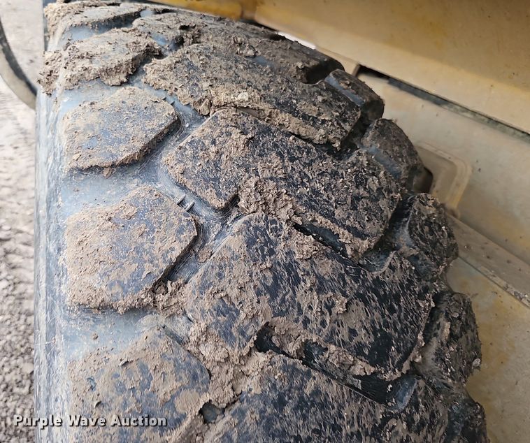 image for item DS4638 2012 Caterpillar 730 articulated water wagon