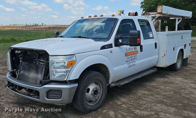 image for item DS4641 2016 Ford F350 Super Duty Crew Cab utility bed pickup truck