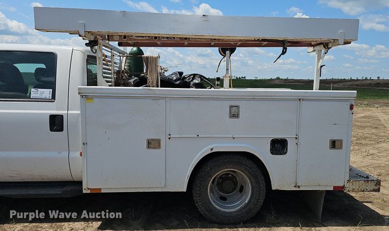 image for item DS4641 2016 Ford F350 Super Duty Crew Cab utility bed pickup truck