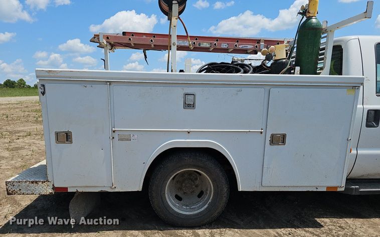 image for item DS4641 2016 Ford F350 Super Duty Crew Cab utility bed pickup truck