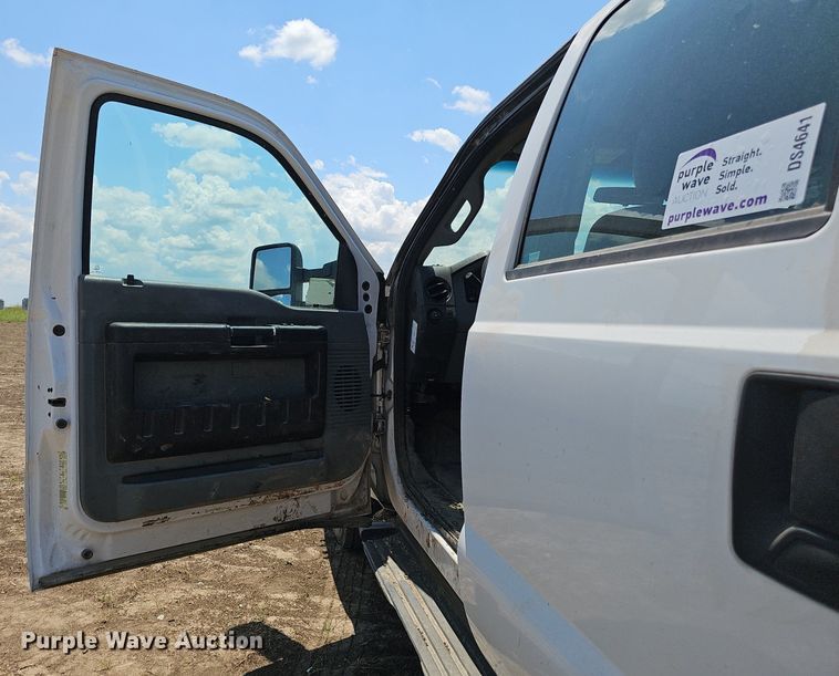 image for item DS4641 2016 Ford F350 Super Duty Crew Cab utility bed pickup truck