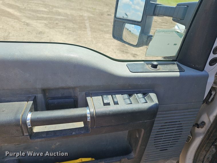 image for item DS4641 2016 Ford F350 Super Duty Crew Cab utility bed pickup truck