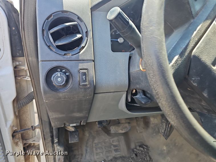 image for item DS4641 2016 Ford F350 Super Duty Crew Cab utility bed pickup truck