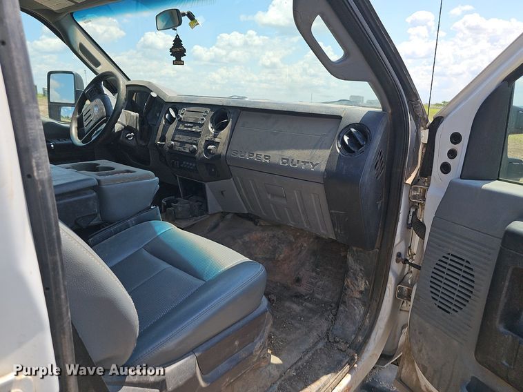 image for item DS4641 2016 Ford F350 Super Duty Crew Cab utility bed pickup truck