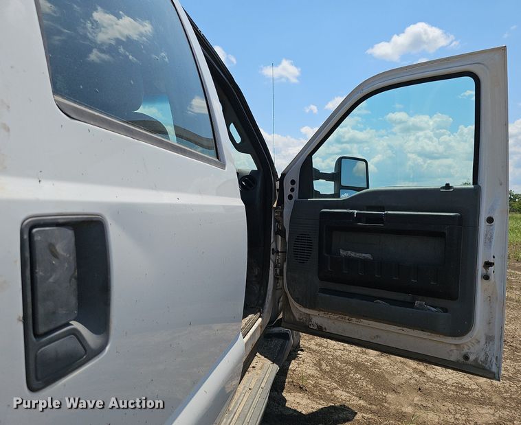 image for item DS4641 2016 Ford F350 Super Duty Crew Cab utility bed pickup truck