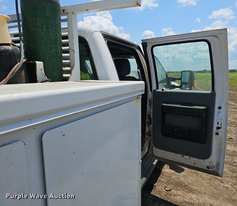 image for item DS4641 2016 Ford F350 Super Duty Crew Cab utility bed pickup truck