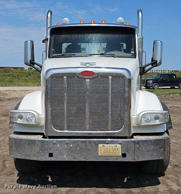image for item DS4645 2015 Peterbilt 567 semi truck