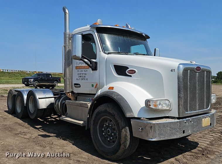 image for item DS4645 2015 Peterbilt 567 semi truck