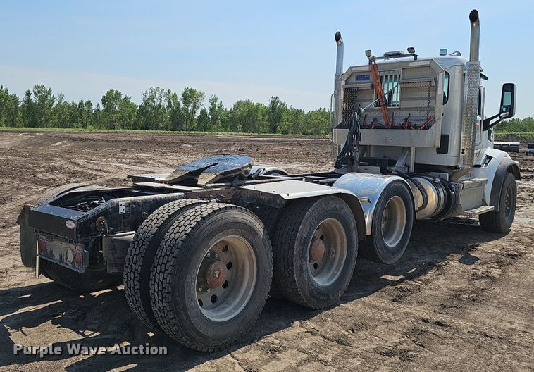 image for item DS4645 2015 Peterbilt 567 semi truck
