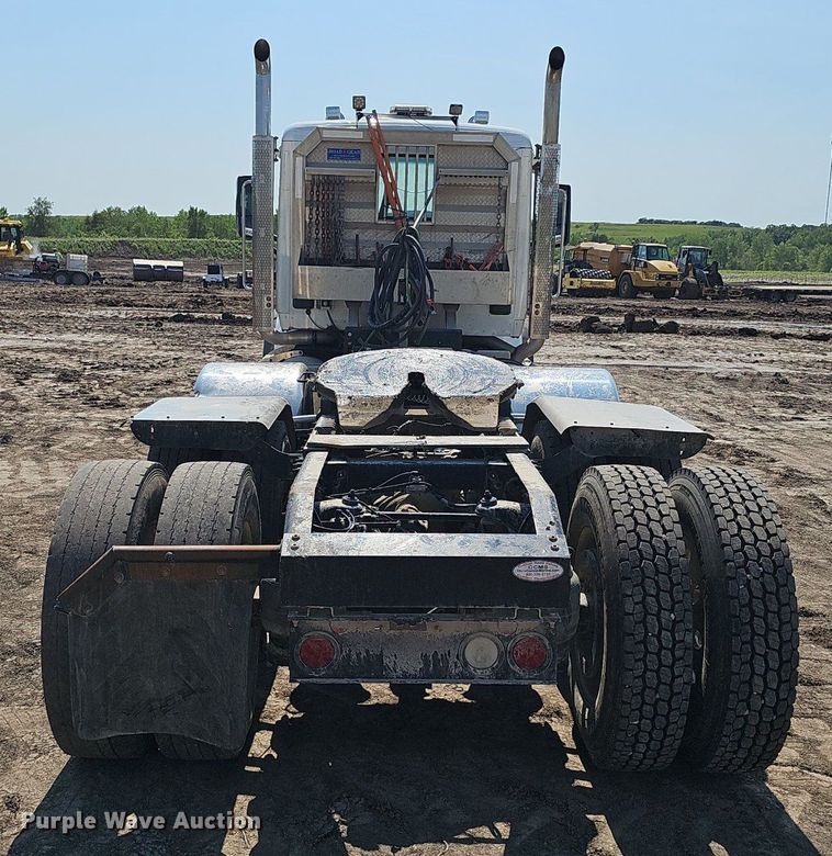 image for item DS4645 2015 Peterbilt 567 semi truck