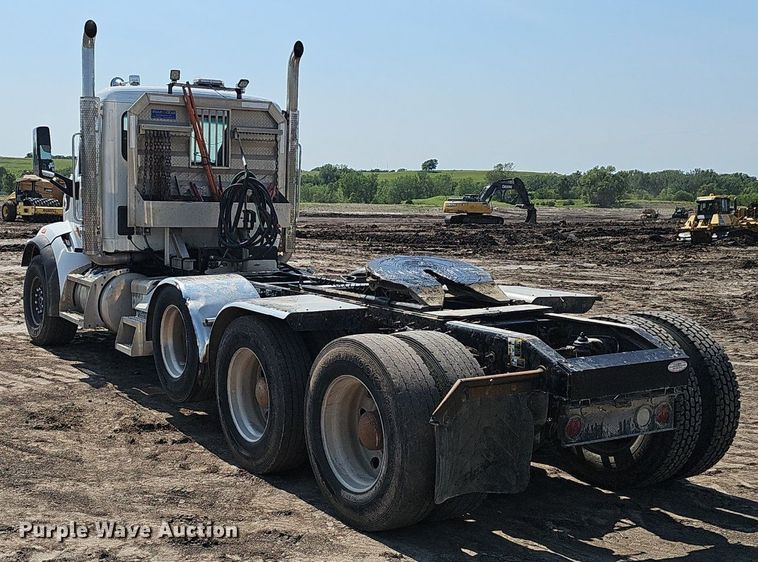 image for item DS4645 2015 Peterbilt 567 semi truck