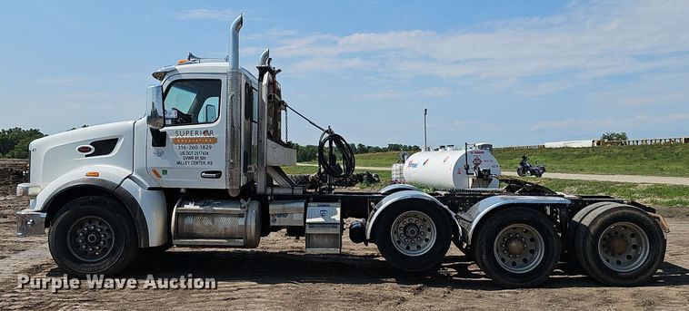 image for item DS4645 2015 Peterbilt 567 semi truck