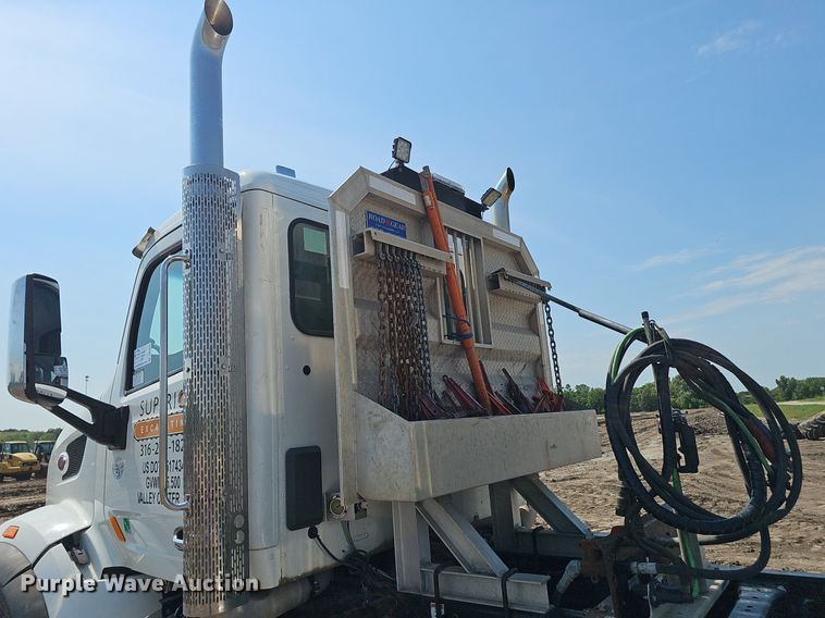 image for item DS4645 2015 Peterbilt 567 semi truck