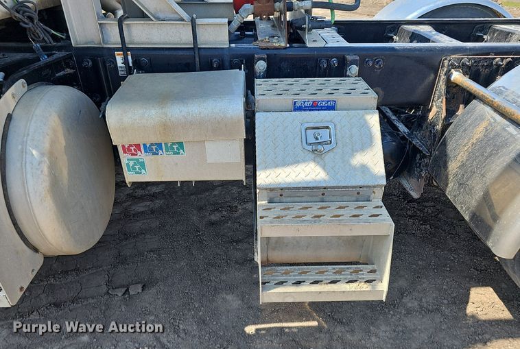 image for item DS4645 2015 Peterbilt 567 semi truck