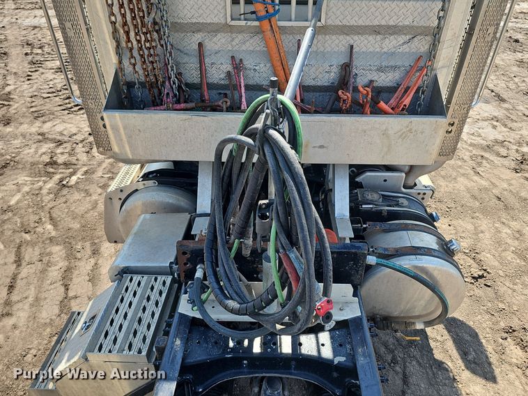 image for item DS4645 2015 Peterbilt 567 semi truck