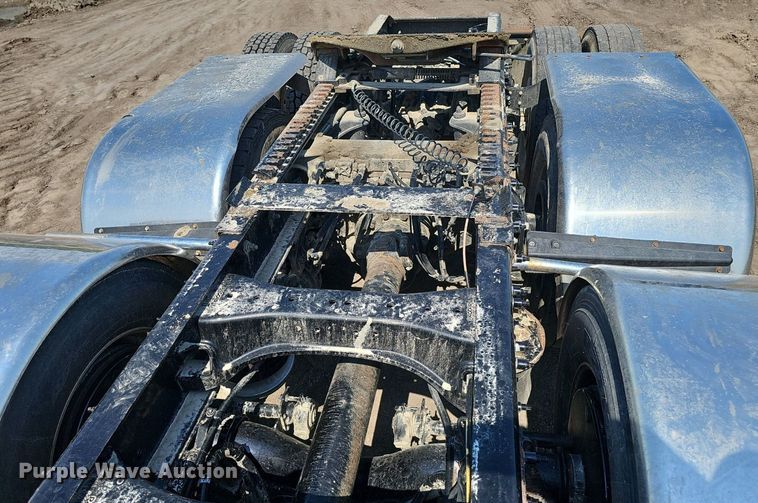 image for item DS4645 2015 Peterbilt 567 semi truck