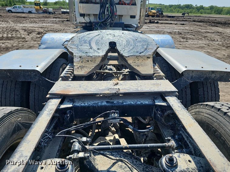 image for item DS4645 2015 Peterbilt 567 semi truck